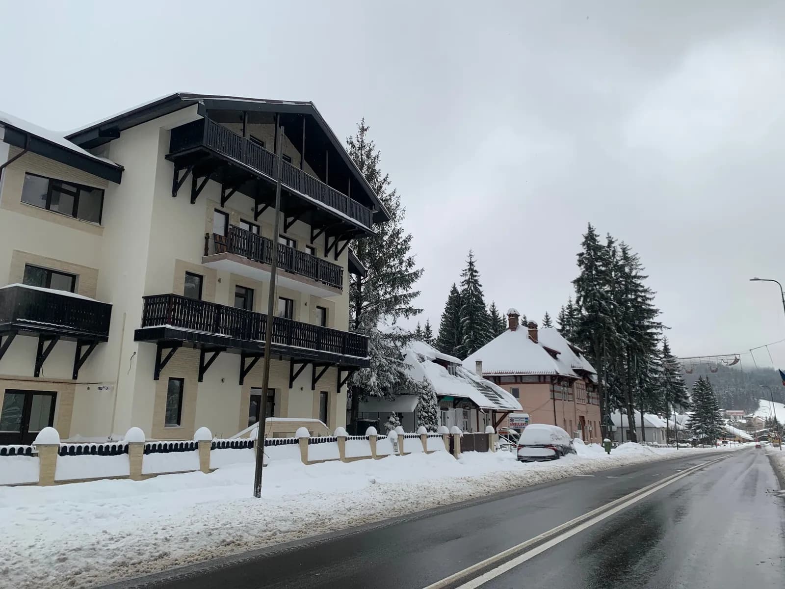 Casa Prahova — balcon cu vedere la munte